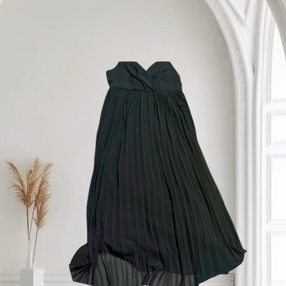 Elegant Black Pleated Maxi Dress - Picture 3 of 7
